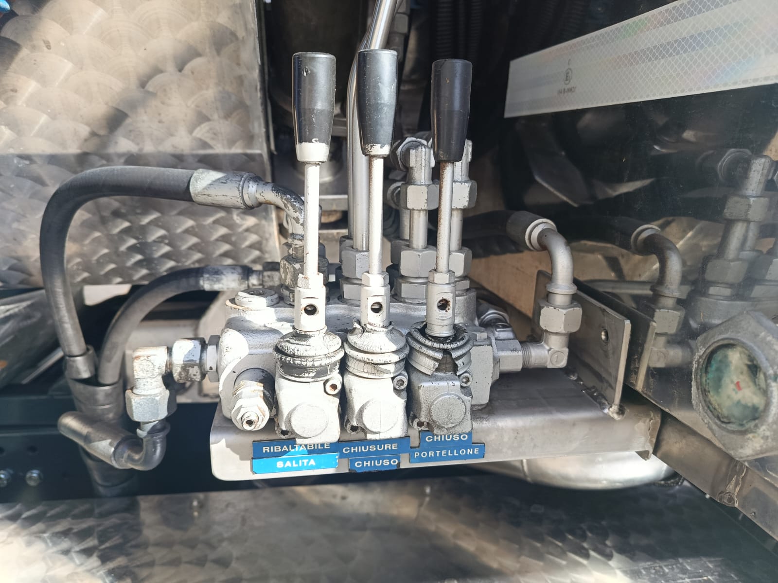 Spurgo combinata Az. Ecologica multiservizi su IVECO EUROCARGO 140-250 E6 del 2017