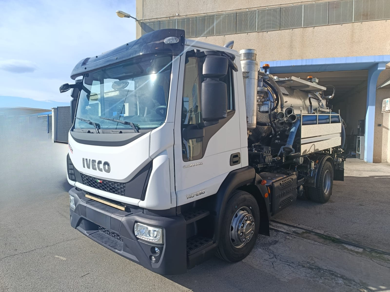 Spurgo combinata Az. Ecologica multiservizi su IVECO EUROCARGO 140-250 E6 del 2017