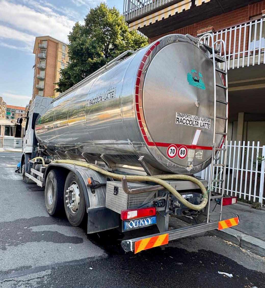Cisterna trasporto acqua potabile su Renault 450