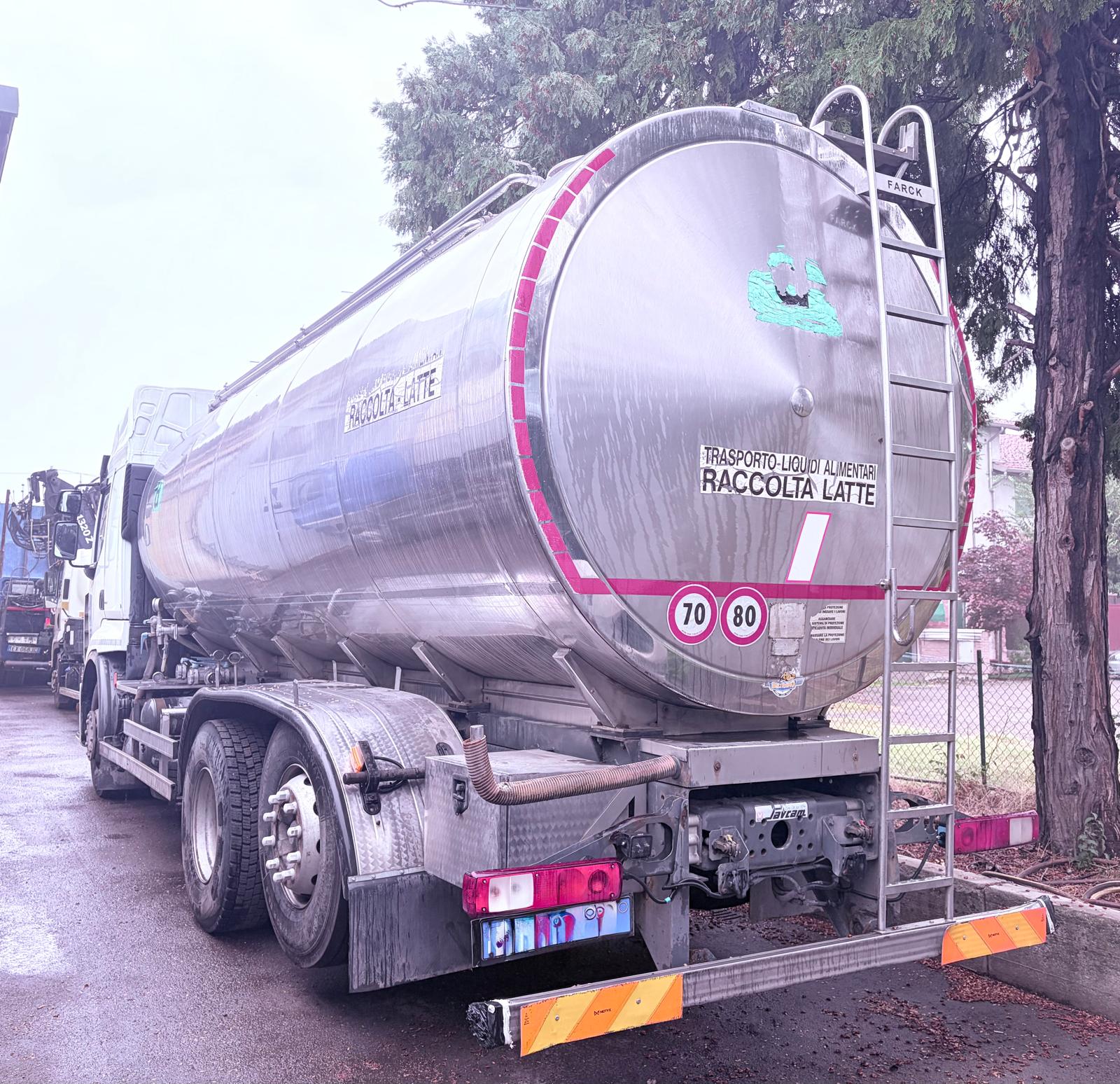 Cisterna trasporto acqua potabile su Renault 450