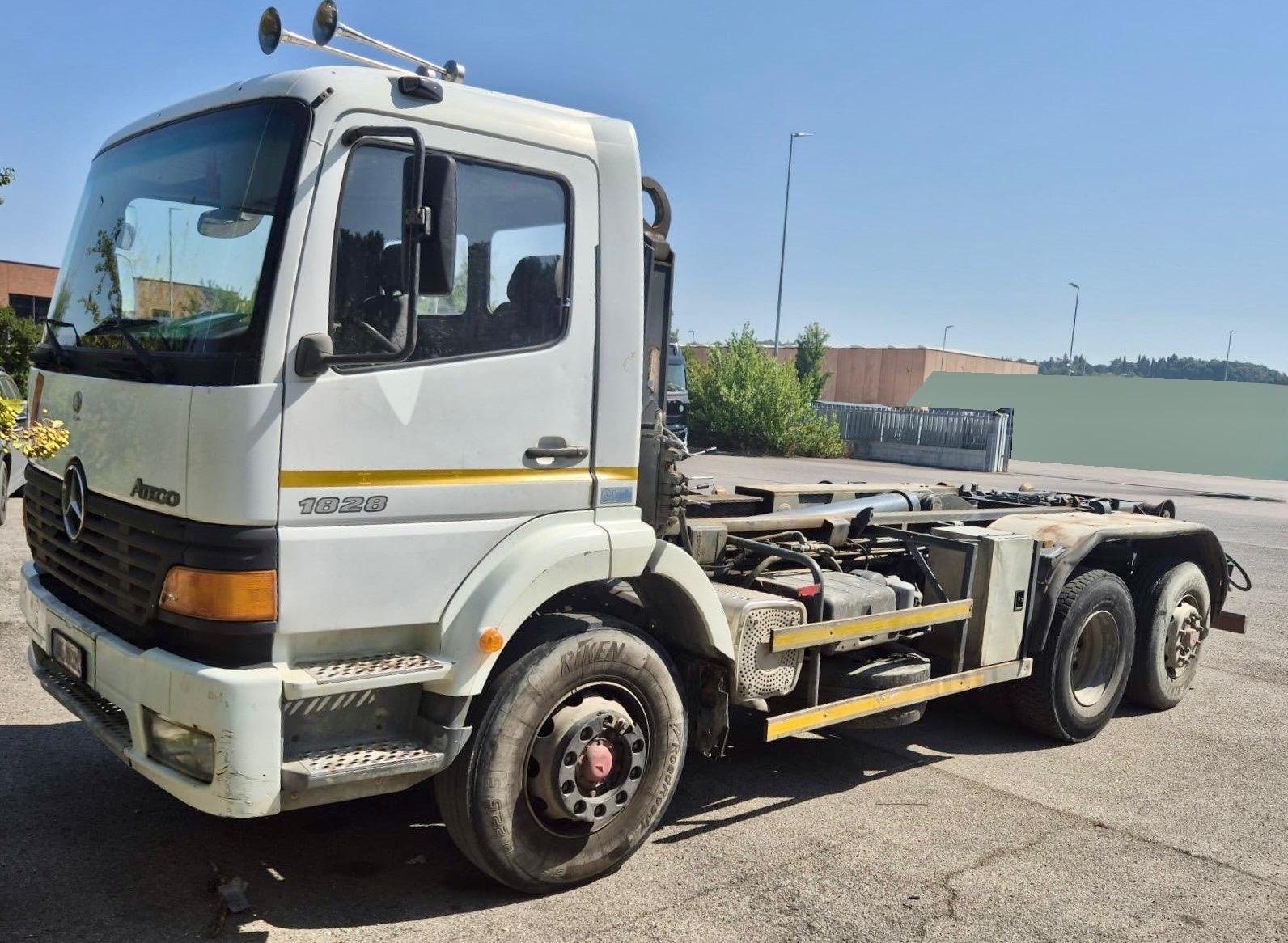 Mercedes-Benz atego 1828 scarrabile